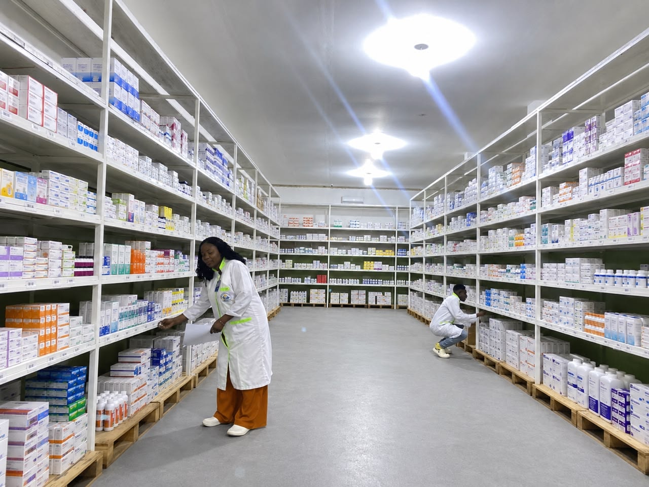 Depósito Cuazac — prateleiras com medicamentos e produtos farmacêuticos