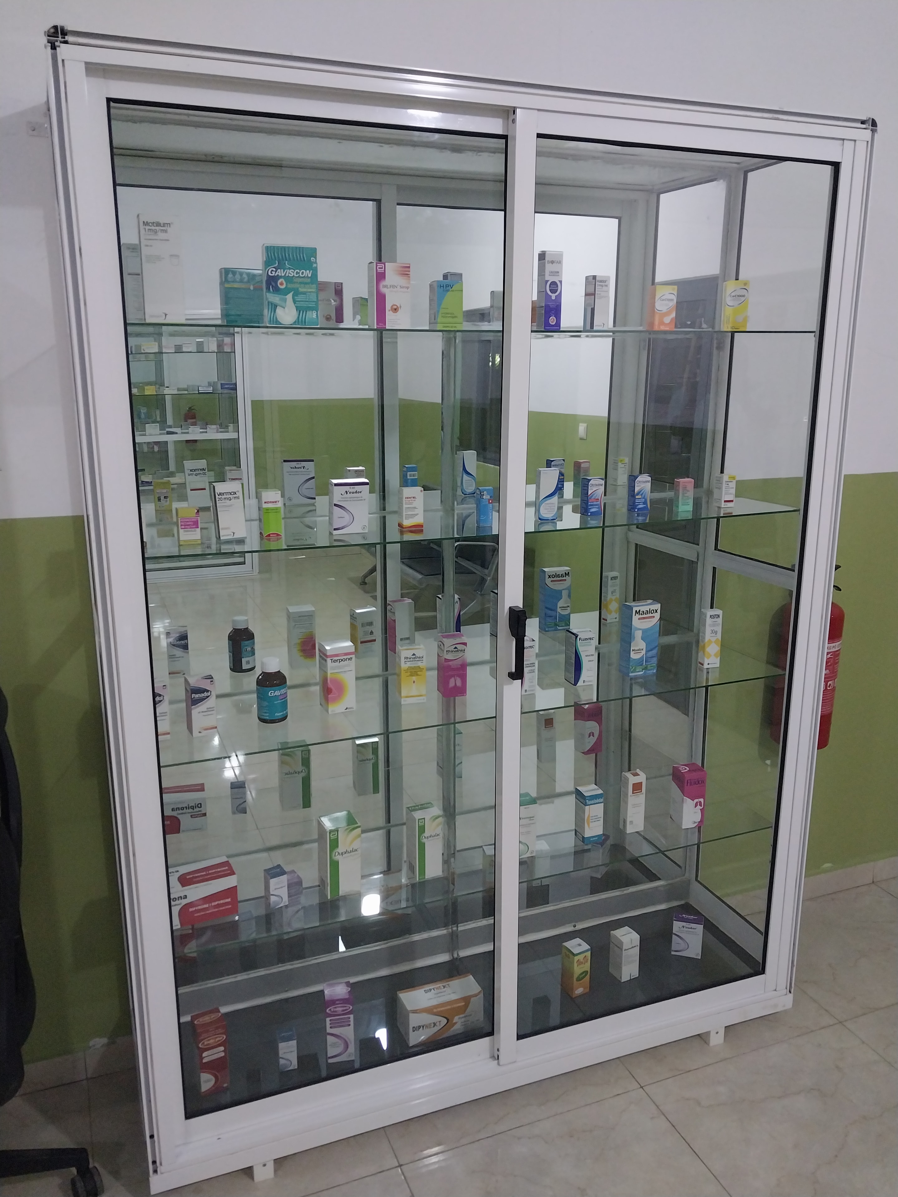 Produtos organizados nas prateleiras do depósito